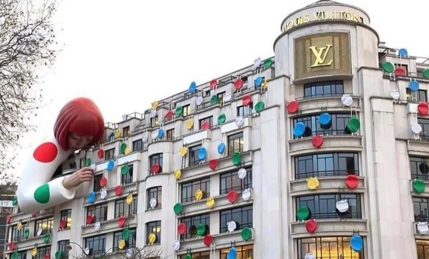 Ledificio Del Negozio Louis Vuitton Sugli Champs Elysees A Parigi
